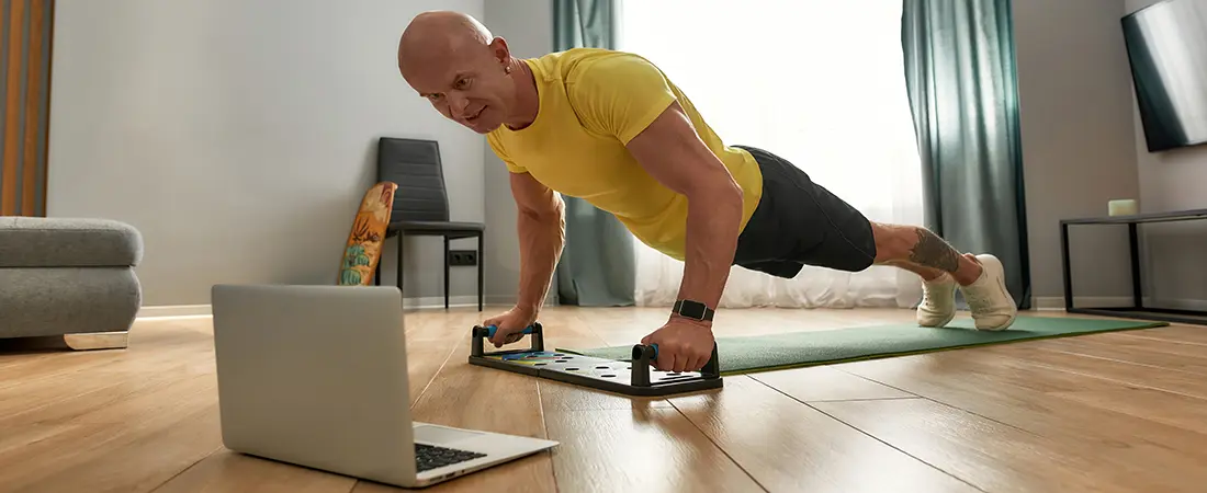 fitness trainer show how to do the right pushups